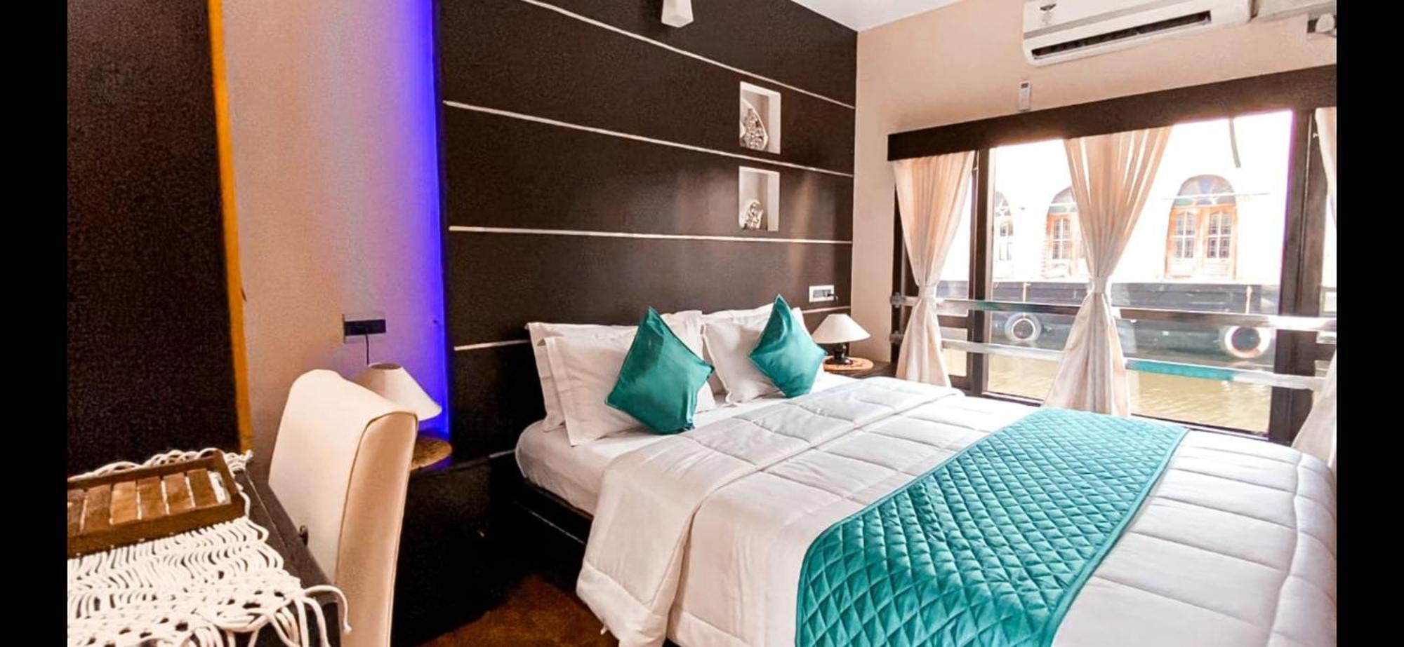 Victoria Houseboats Hotel Alappuzha ภายนอก รูปภาพ